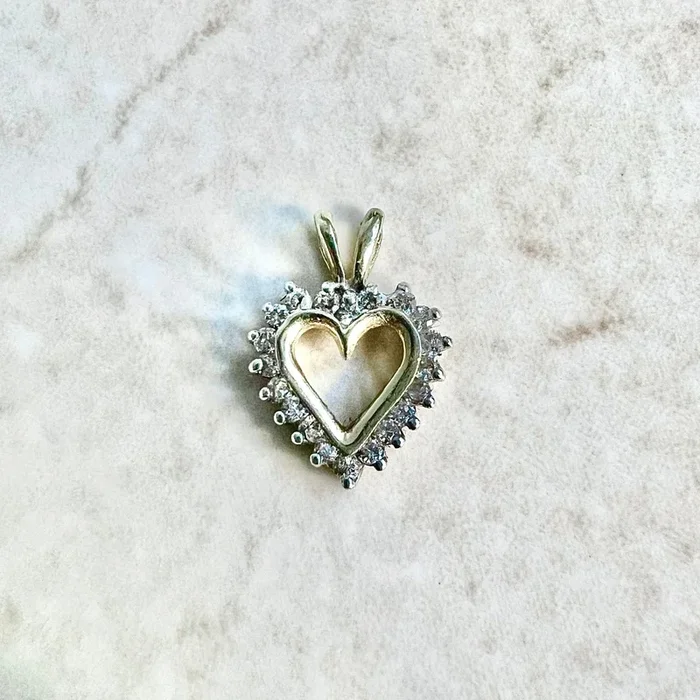 Colgante de corazón de diamantes de 0,30 quilates y oro amarillo de 14 quilates