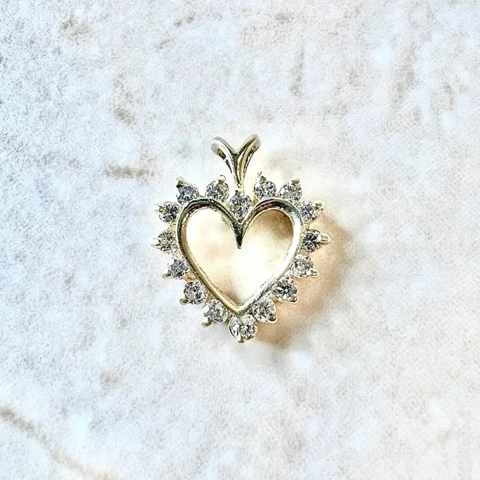 Colgante de corazón de diamantes de 1/3 quilate en oro amarillo de 14 quilates