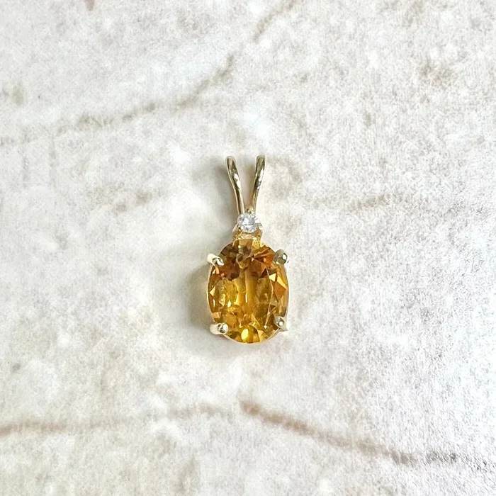 Colgante de oro amarillo de 14 quilates con diamantes y citrino ovalado