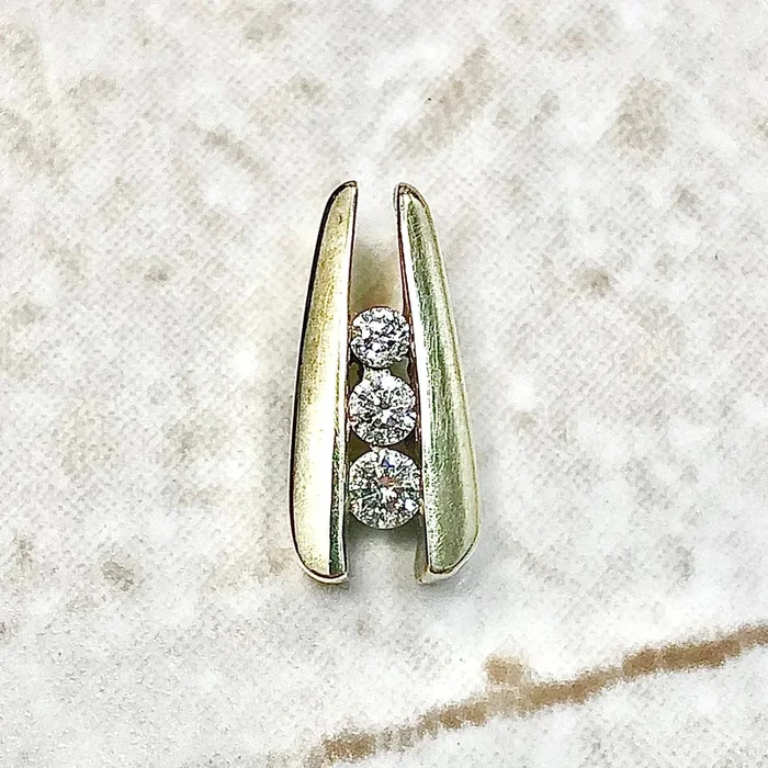 Colgante de tres diamantes en oro amarillo de 10 quilates