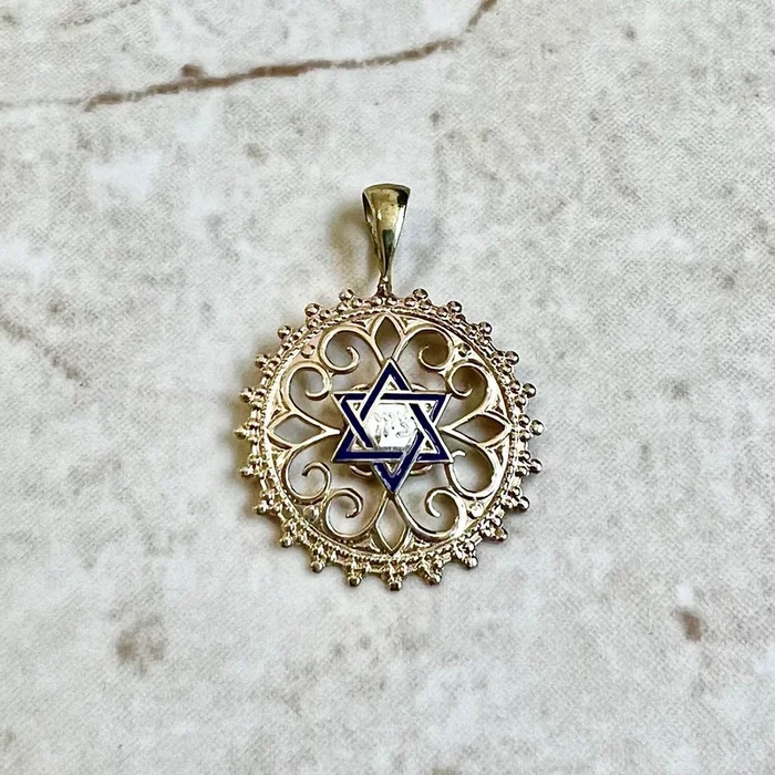 Colgante vintage de estrella de David en oro amarillo de 14 quilates y esmalte
