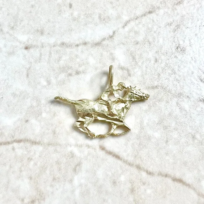 Colgante vintage de jinete a caballo en oro amarillo de 14 quilates