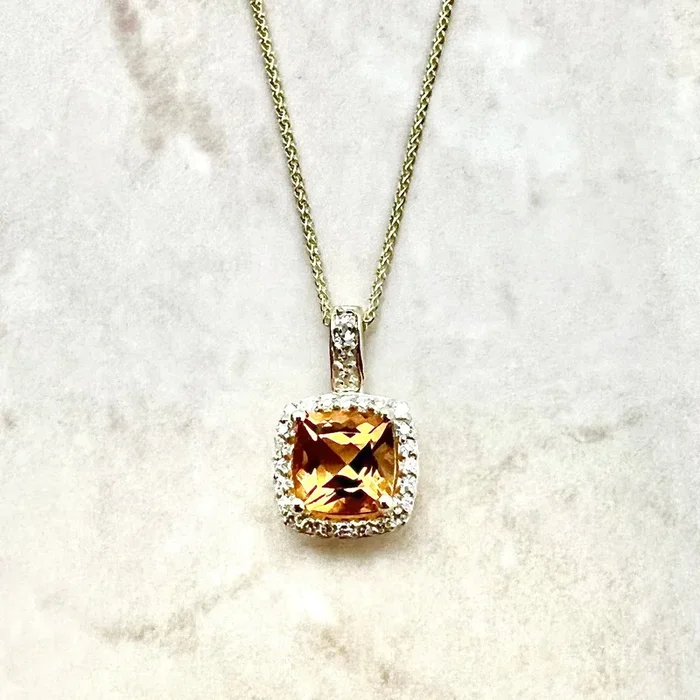 Collar con colgante de citrino y halo de diamantes en oro amarillo de 14 quilates con piedra natal