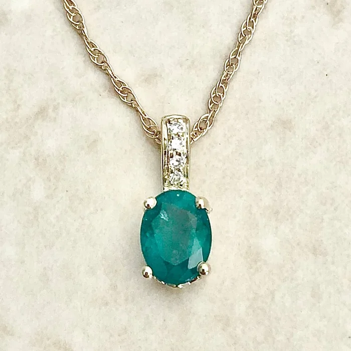 Collar con colgante de esmeralda ovalada y diamante con piedra de nacimiento de mayo en oro amarillo de 14 quilates