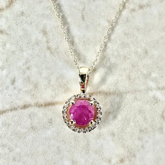 Collar con colgante de rubí redondo y halo de diamantes en oro amarillo de 14 quilates con piedra natal de julio