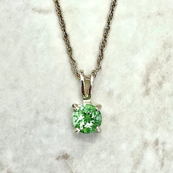 Collar con colgante solitario de peridoto redondo natural con piedra de nacimiento de agosto en oro amarillo de 14 quilates
