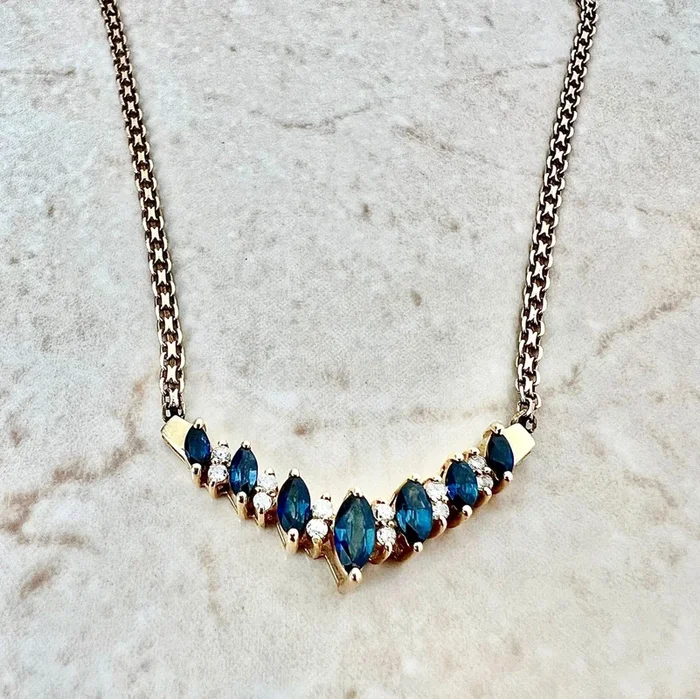 Collar vintage con colgante de chevron de zafiro azul y diamantes en oro amarillo de 14 quilates