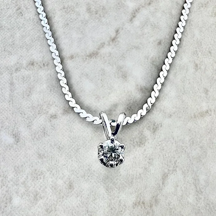 Collar vintage con colgante solitario de diamantes en oro blanco de 14 quilates