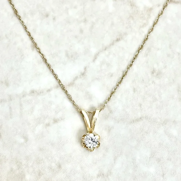 Collar vintage con solitario de diamantes naturales de 0,15 quilates en oro amarillo de 14 quilates
