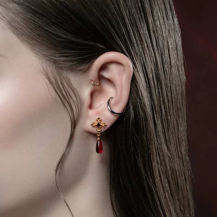 CRIMSON. Medieval Garnet Stud Earrings – Gold