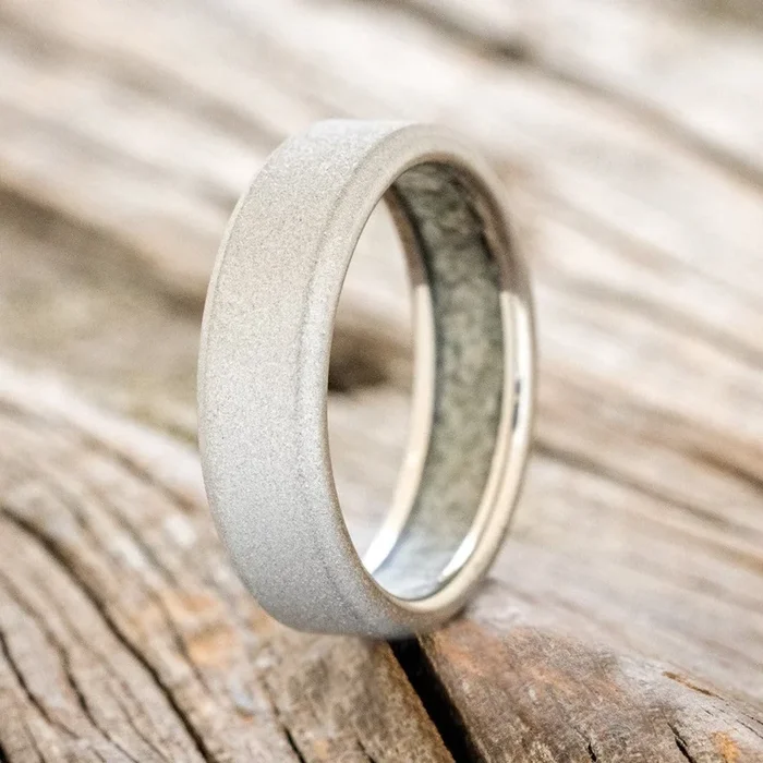 CRUSHED MOSS AGATE LINED WEDDING BAND WITH A SANDBLASTED FINISH