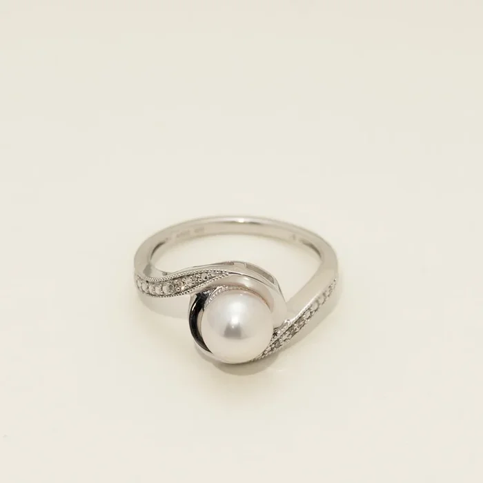 Cultured Freshwater Pearl Ring in Sterling Silver with Diamonds (1/20ct tw and 7mm Pearl)