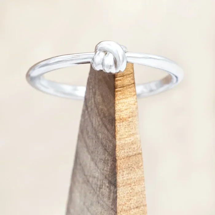 DAINTY STACKABLE KNOT RING – 14K WHITE GOLD – SIZE 7