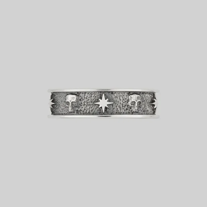 EDYTH. Skull & Star Band Ring – Silver