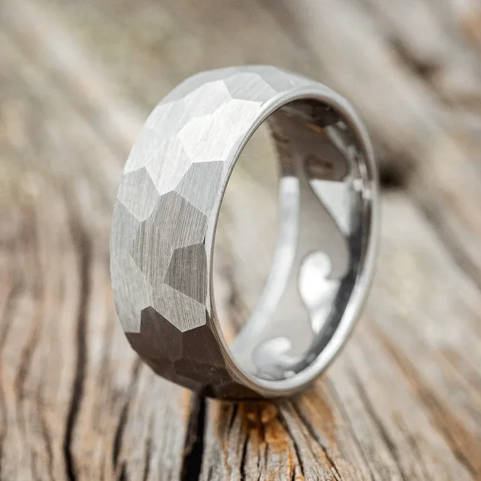 FACETED WEDDING RING WITH WAVE ENGRAVED LINING
