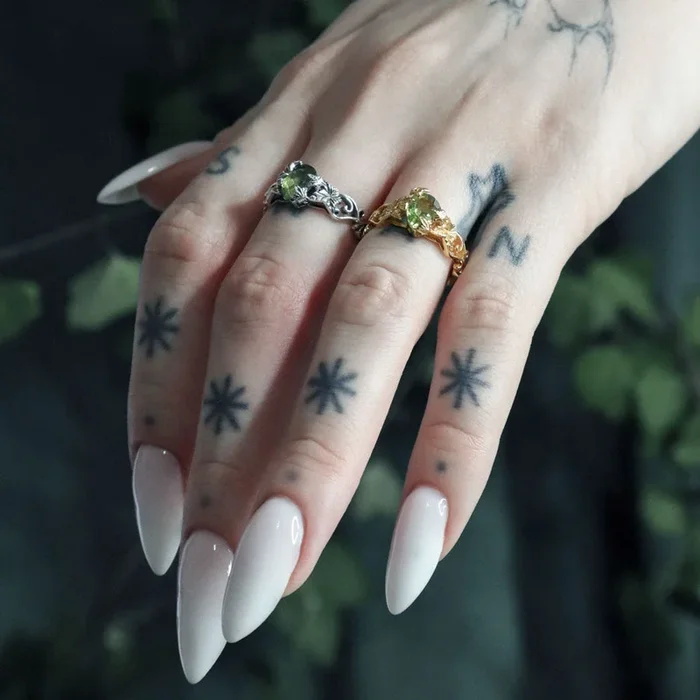 FERONIA. Secret Garden Peridot Ring – Gold