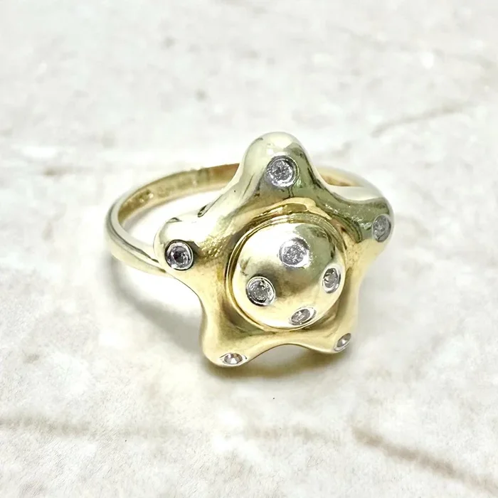 Fine Vintage 14 Karat Yellow Gold Diamond Star Ring