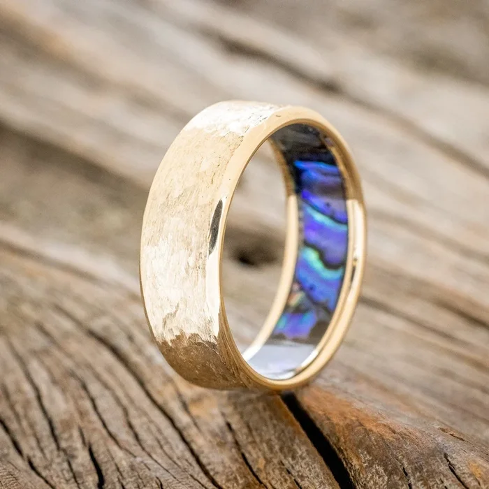 HAMMERED PAUA SHELL LINED WEDDING RING – 14K YELLOW GOLD (6MM) – SIZE 9 1/4