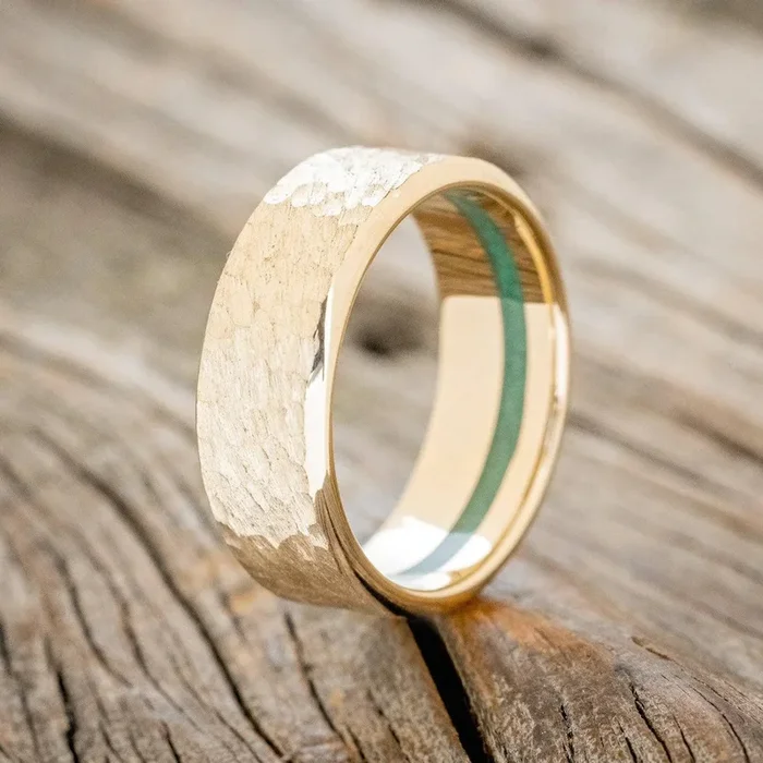HAMMERED WEDDING BAND WITH OFFSET MALACHITE LINING – 14K YELLOW GOLD – SIZE 10 3/4