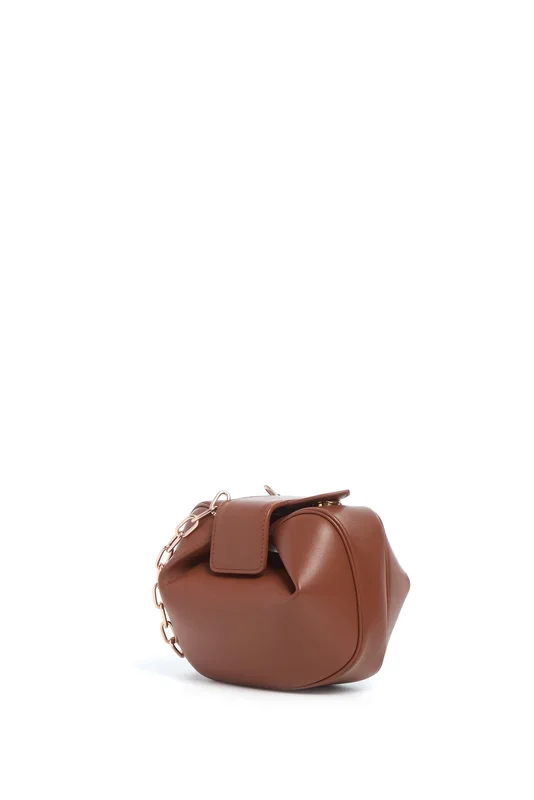 コニャックナッパレザーのチェーン付きソフトデミクラッチ