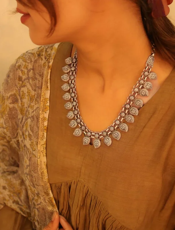 Mizoya Carry Drop Embossed Classic Necklace