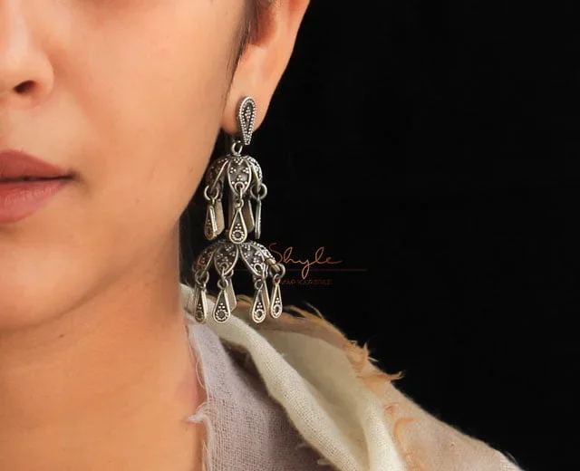 Mizoya Daana Detailed Chandelier Statement Earrings