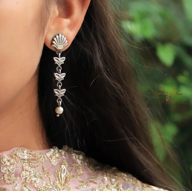 Moh Fine Petal Layer Earrings