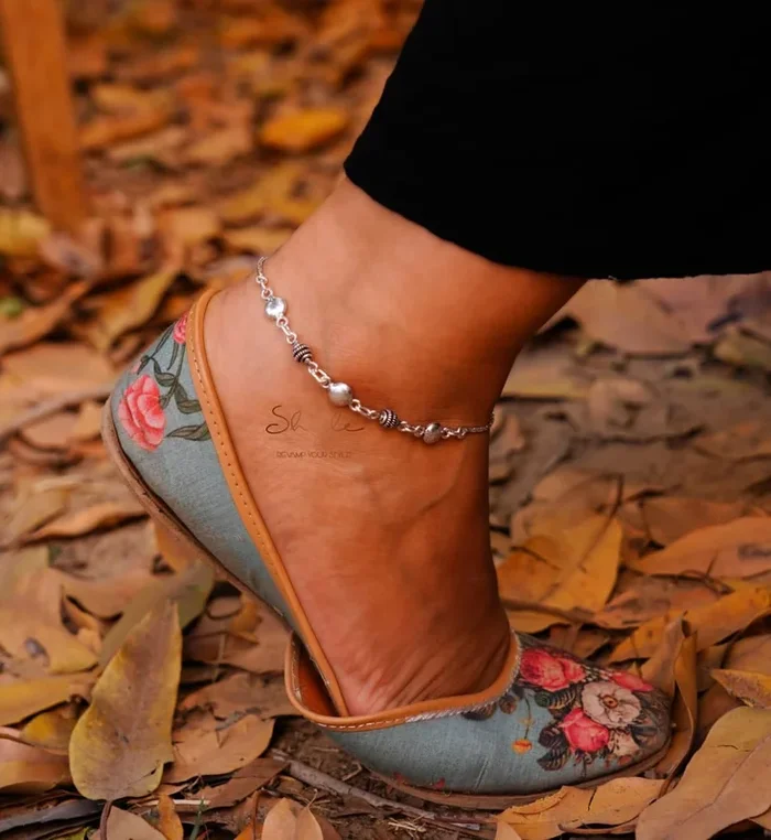 Moh Intricate Motif Fine anklet pair