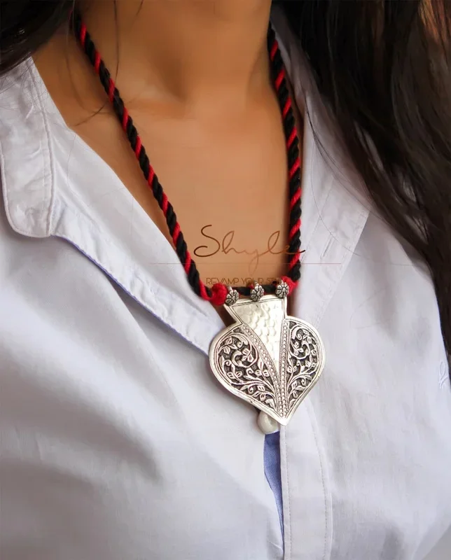 Moh Paan Chitai Versatile Necklace