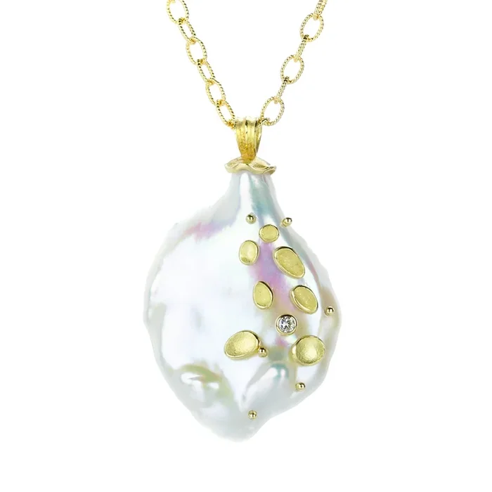 Pearl Pendant Necklace with Scattered Shells