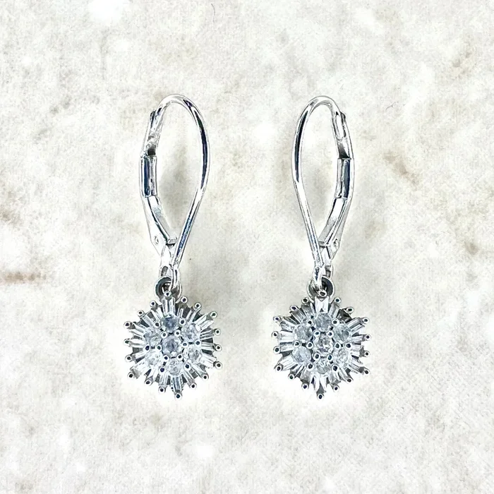 Pendientes colgantes de oro blanco de 10 quilates con diamantes de 1/2 quilate