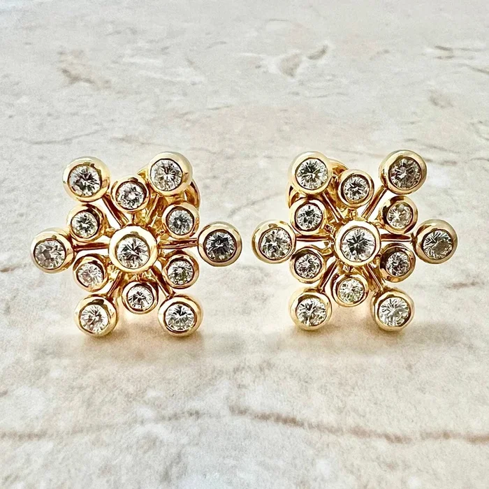 Pendientes de copo de nieve de diamantes de 2,10 quilates y oro amarillo de 18 quilates, hechos a mano por Carvin French