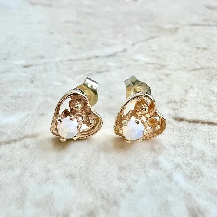 Pendientes de corazón de ópalo natural en oro amarillo de 10 quilates