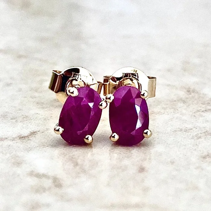 Pendientes de oro amarillo de 14 quilates con rubí ovalado y piedra natal de julio