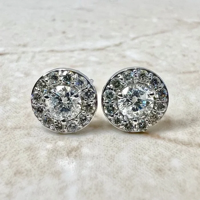 Pendientes de oro blanco de 14 quilates con halo de diamantes de 1,08 quilates