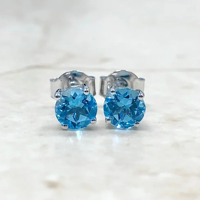 Pendientes de oro blanco de 14 quilates con topacio azul suizo redondo y piedra natal de diciembre