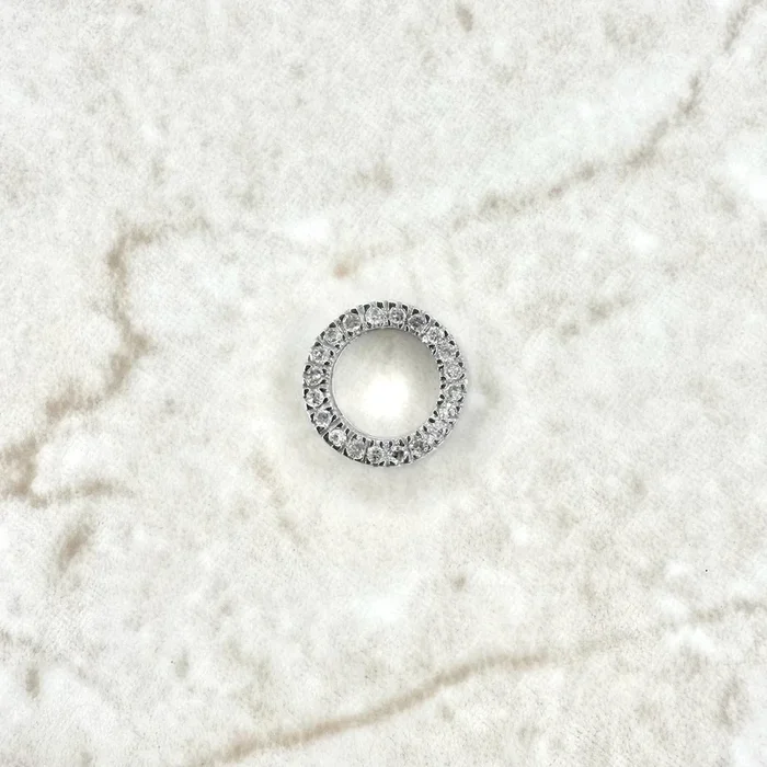 Pequeño colgante circular de diamantes en oro blanco de 14 quilates