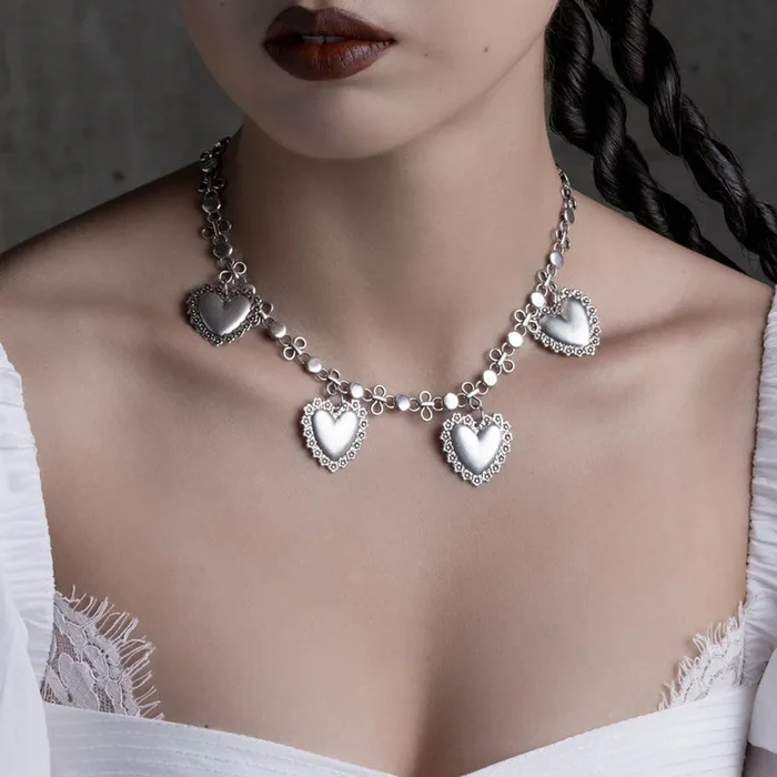 ROYAL FLUSH. Floral Heart Charm Collar – Silver