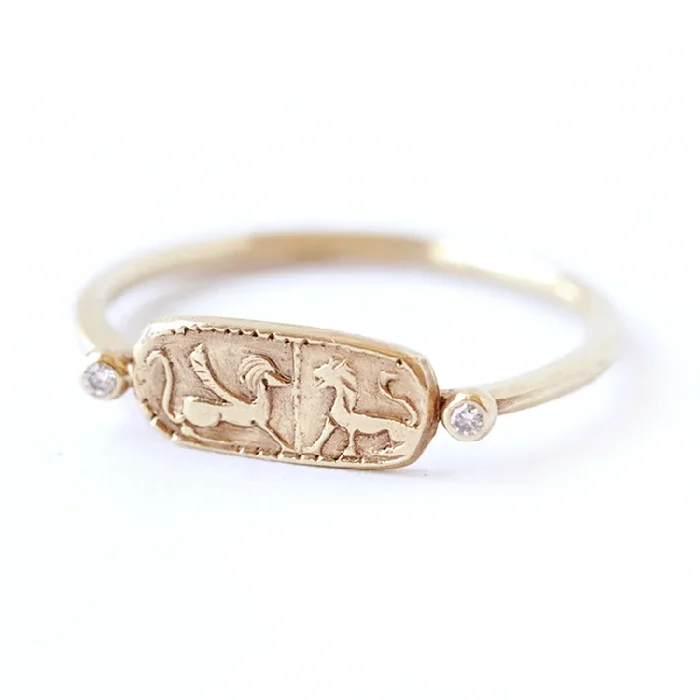 Signet Ring Women – Gold Lions Ring