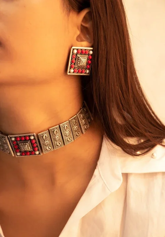 Tattva Detailed Motif Embossed Coral Pearl Choker Set