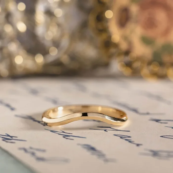 The Vela – Solid Gold Contour Band with Knife Edge