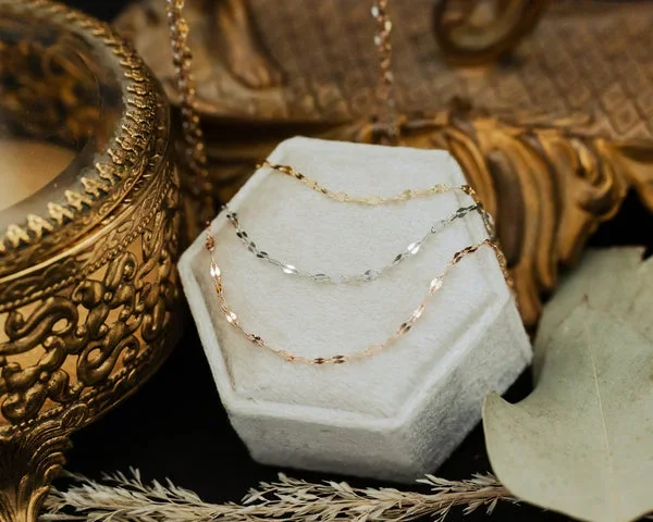 TRI-COLOR HAMMERED MARINER CHAIN LAYERED NECKLACE