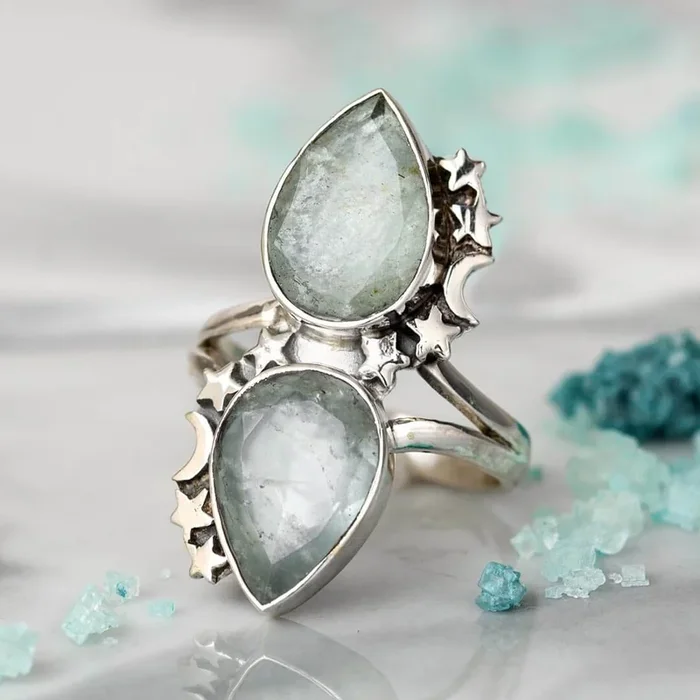 Tropfenförmiger Aquamarin-Ring mit Sternen und Mond