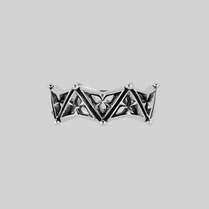 VIKTOR. Gothic Trefoil Ring Band – Silver
