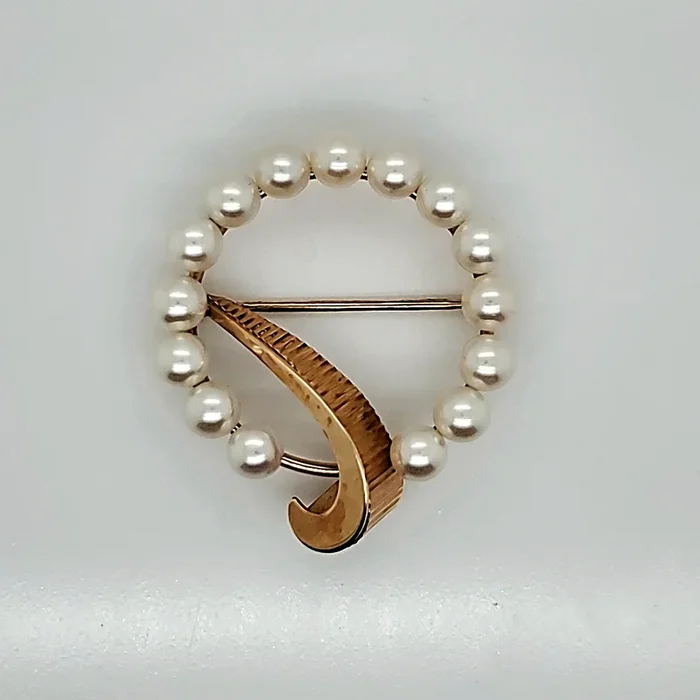 Vintage 14kt Yellow Gold and Pearl Circle Brooch