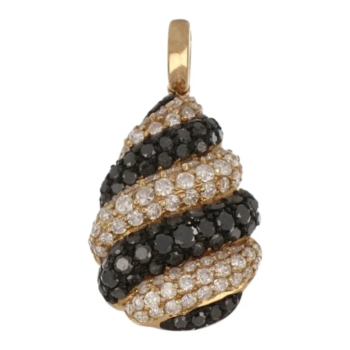 White Diamond Pendant (White Diamond 0.62 cts. Black Diamond 0.77 cts.