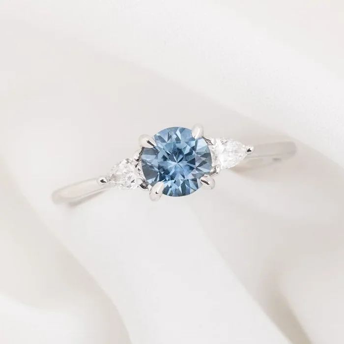 【一点物】オリヴィアリング ・0.90ct・モンタナ産サファイア・K14WG